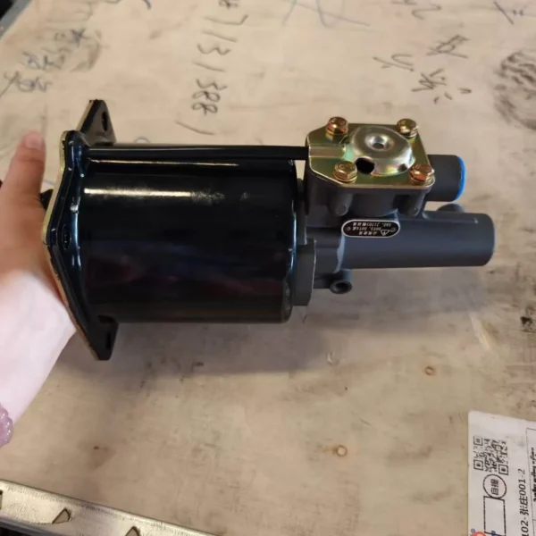 Shaanxi Truck Clutch Booster Cylinder DZ9112230178 OEM Replacement Part - Image 2