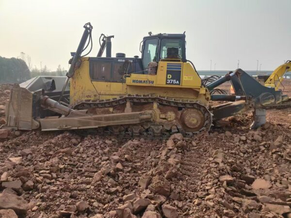 Used 2011 Komatsu D375A-5EO bulldozer - Image 6